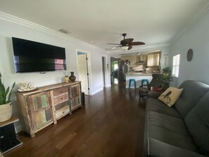 スマートテレビ、DVD プレーヤー、ステレオ