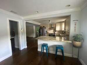 冷蔵庫、電子レンジ、オーブン、コンロ