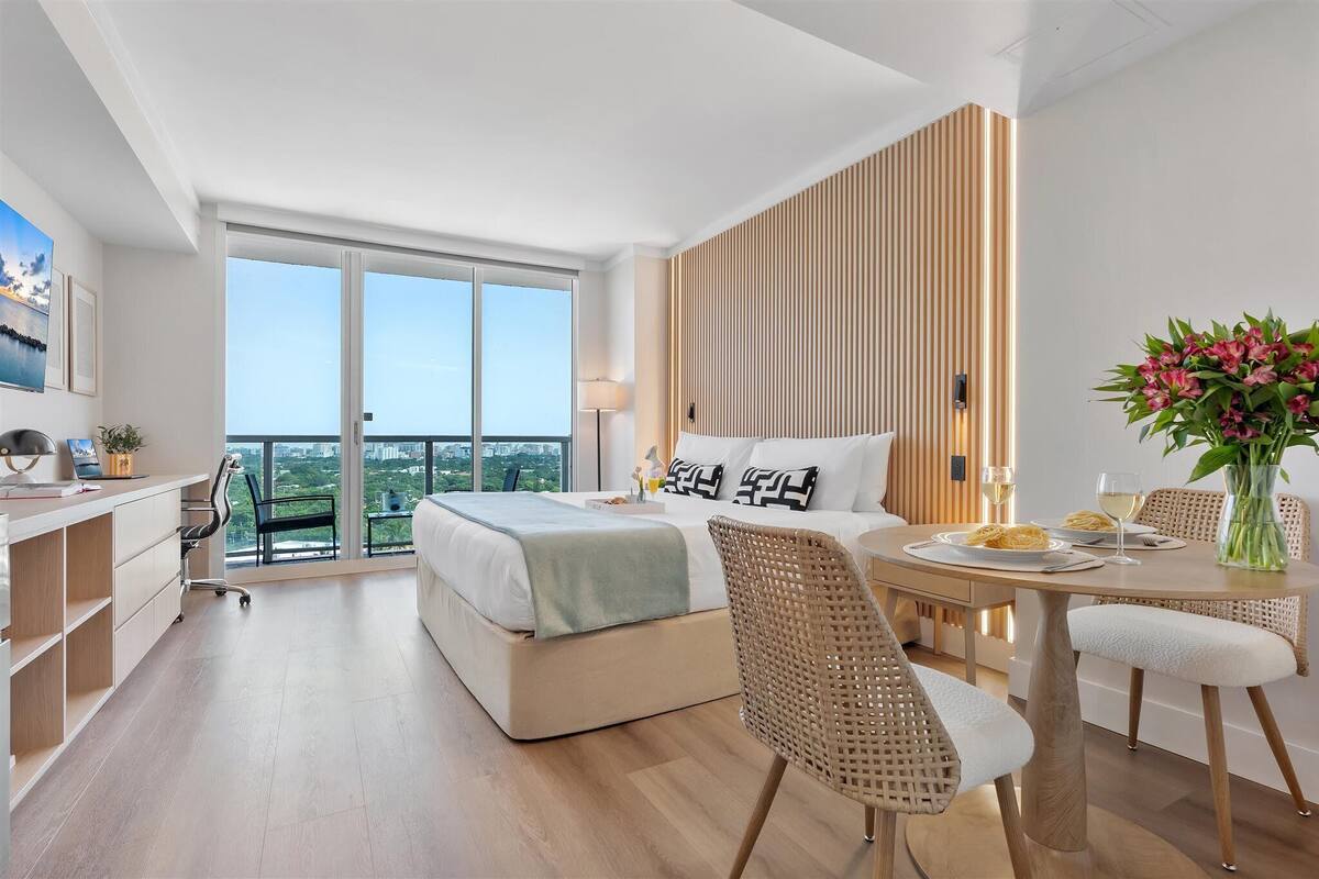 City Room, City View | Premium bedding, in-room safe, desk, laptop workspace