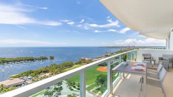 Apartemen Ekonomi, 1 Tempat Tidur King dengan tempat tidur Sofa, pemandangan teluk | Teras/patio