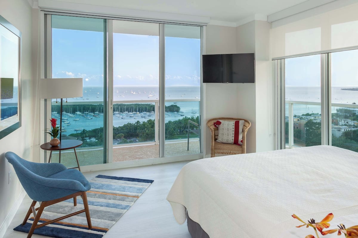 Exclusive Apartment, Ocean View | Premium bedding, in-room safe, desk, laptop workspace