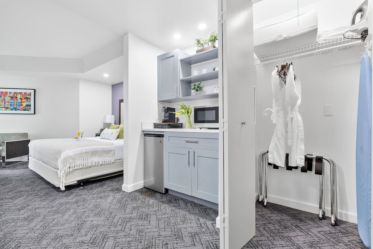 Chambre Ville, vue partielle sur l'océan | Literie de qualité supérieure, coffres-forts dans les chambres, bureau