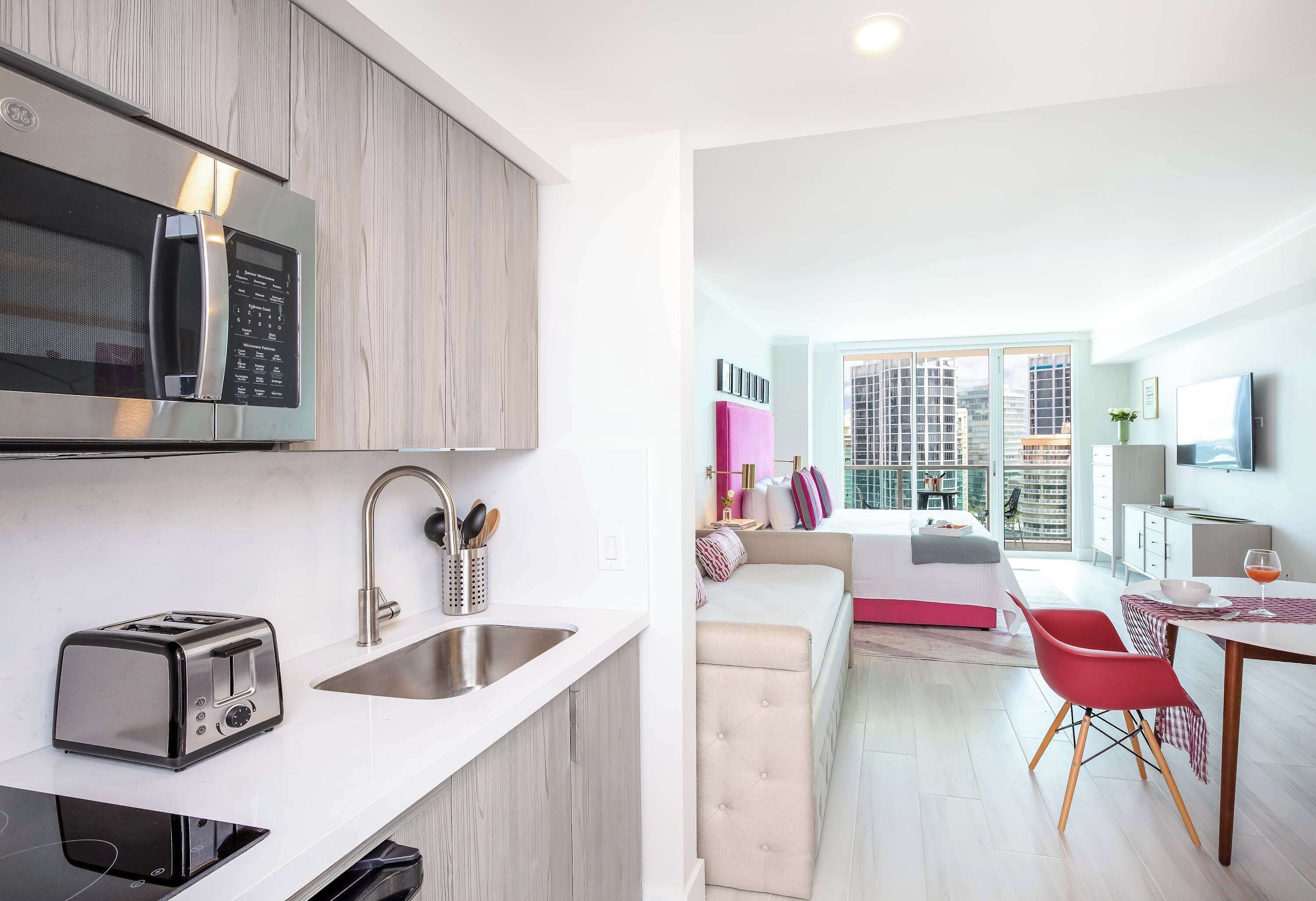 Estudio familiar, 1 cama King size y sofá cama, vista parcial al océano | Cocineta privada | Refrigerador, microondas, cafetera y tetera y utensilios de cocina 