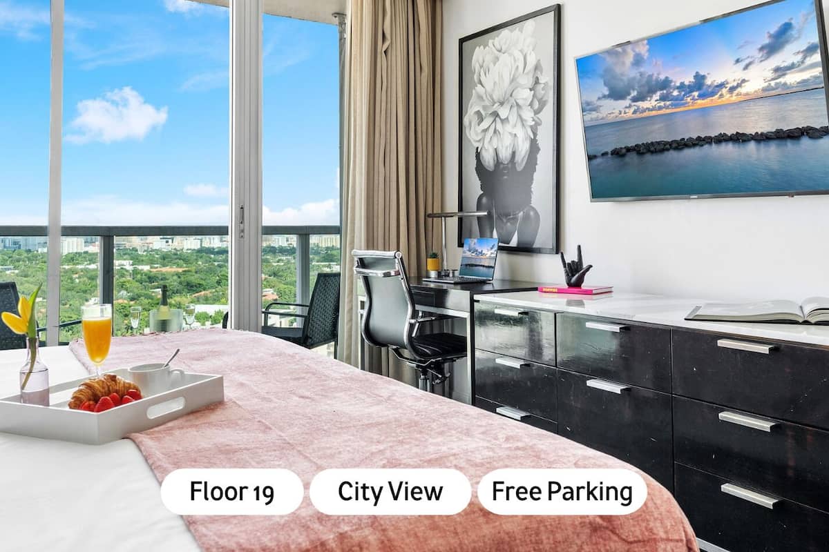 Deluxe-studio, kaupunkinäköala | 1 makuuhuone, ylelliset vuodevaatteet, tallelokero huoneessa, työpöytä