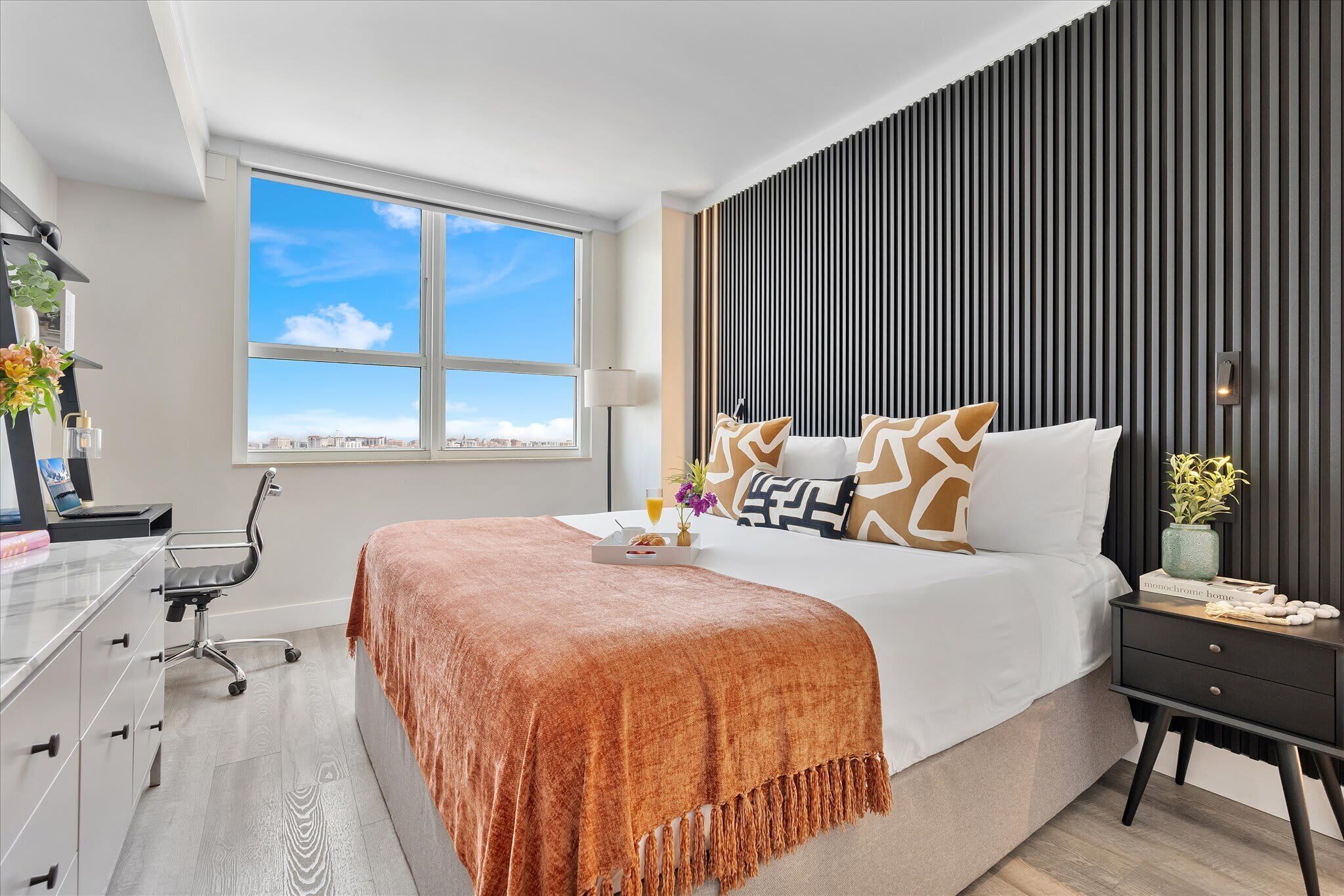 City Room, 1 King Bed, City View | Premium bedding, in-room safe, desk, laptop workspace