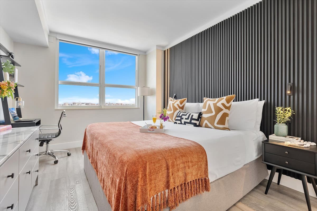 City Room, 1 King Bed, City View | Premium bedding, in-room safe, desk, laptop workspace