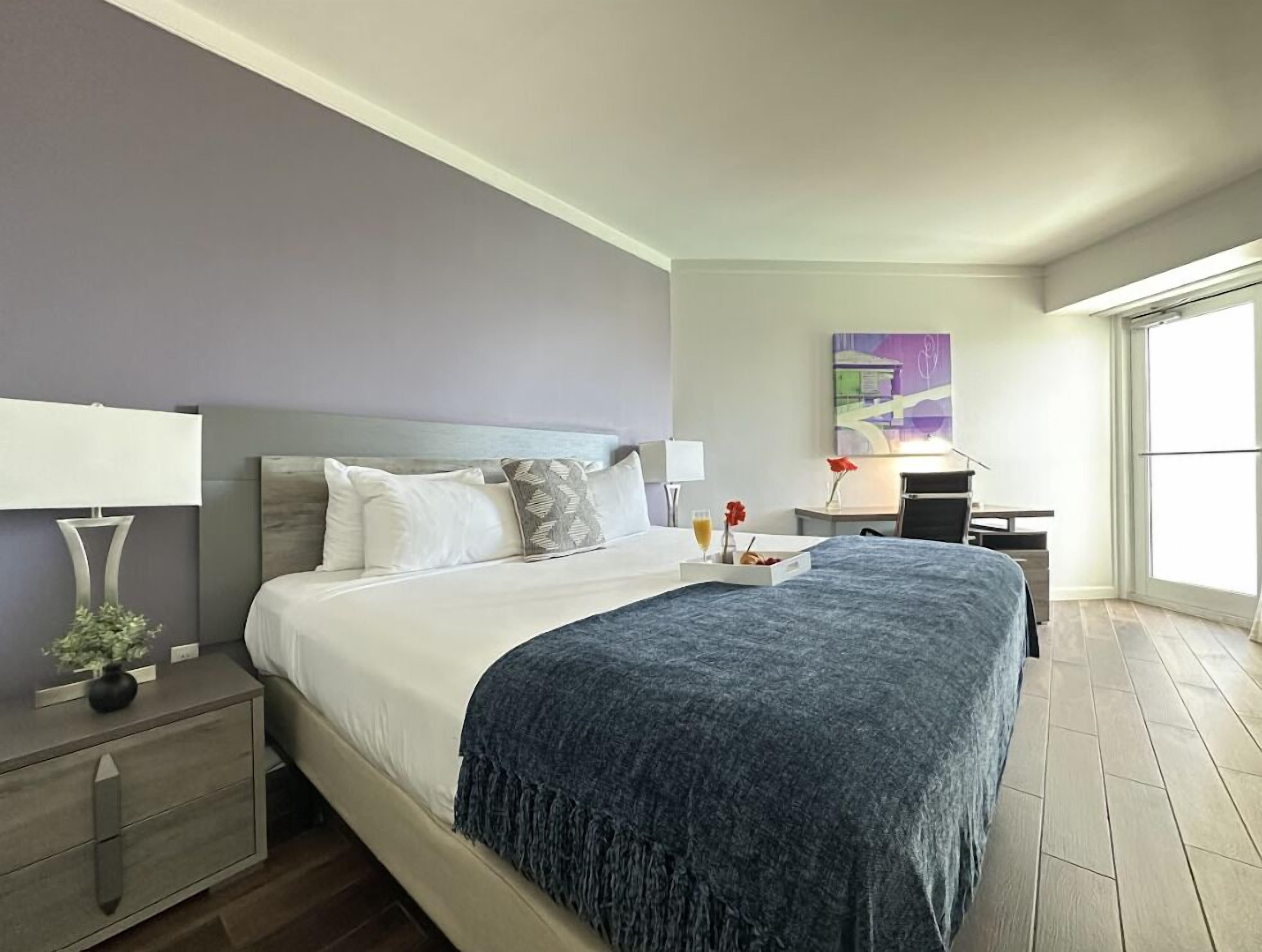 Premium bedding, in-room safe, desk, laptop workspace