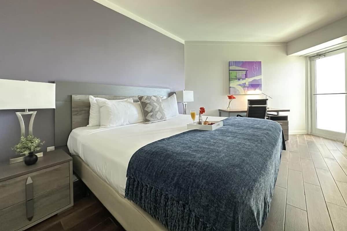 Appartement Deluxe, balcon, vue partielle sur l'océan | Literie de qualité supérieure, coffres-forts dans les chambres, bureau