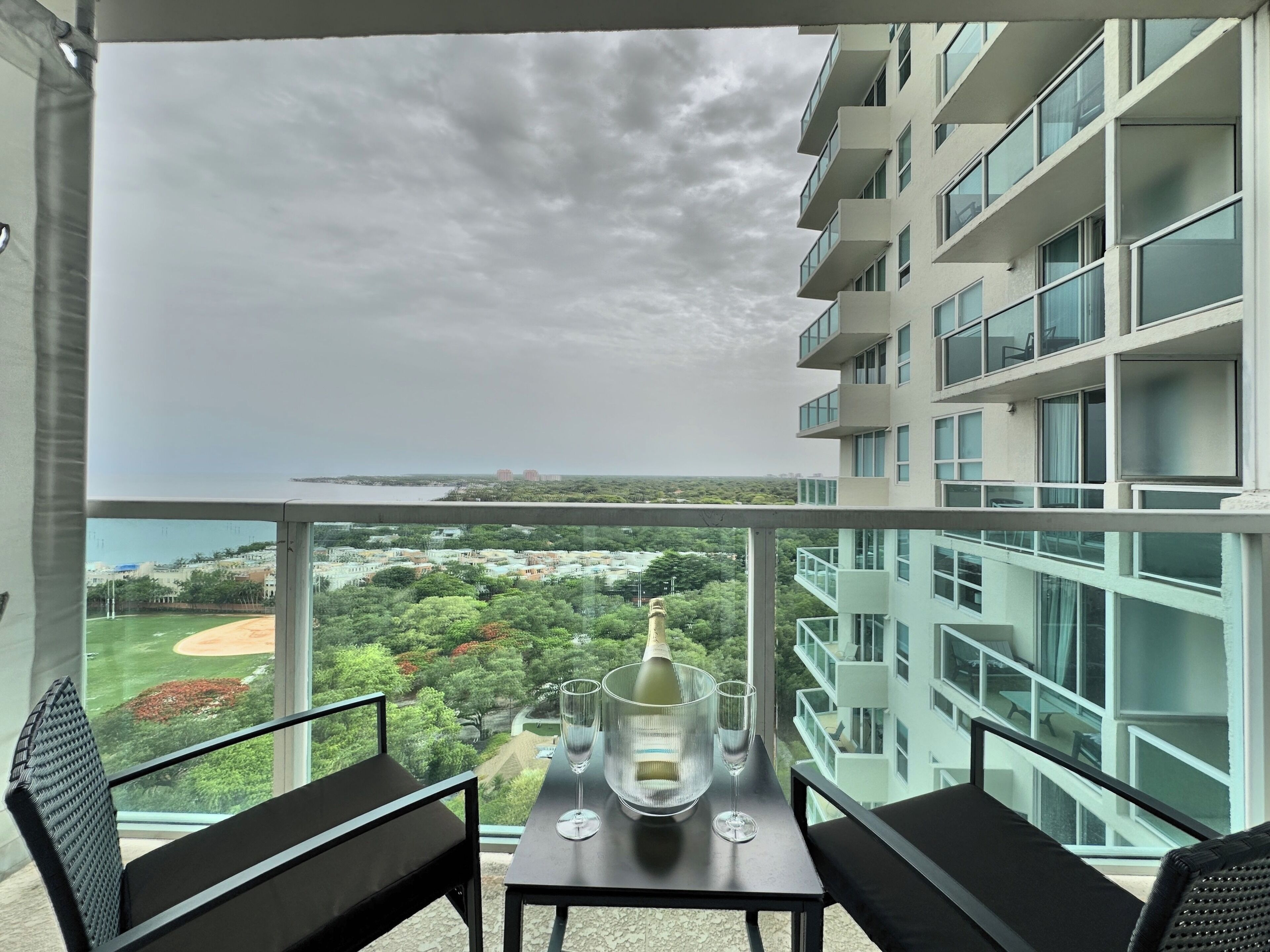 Deluxe Studio, Partial Ocean View1704.02 | Balcony