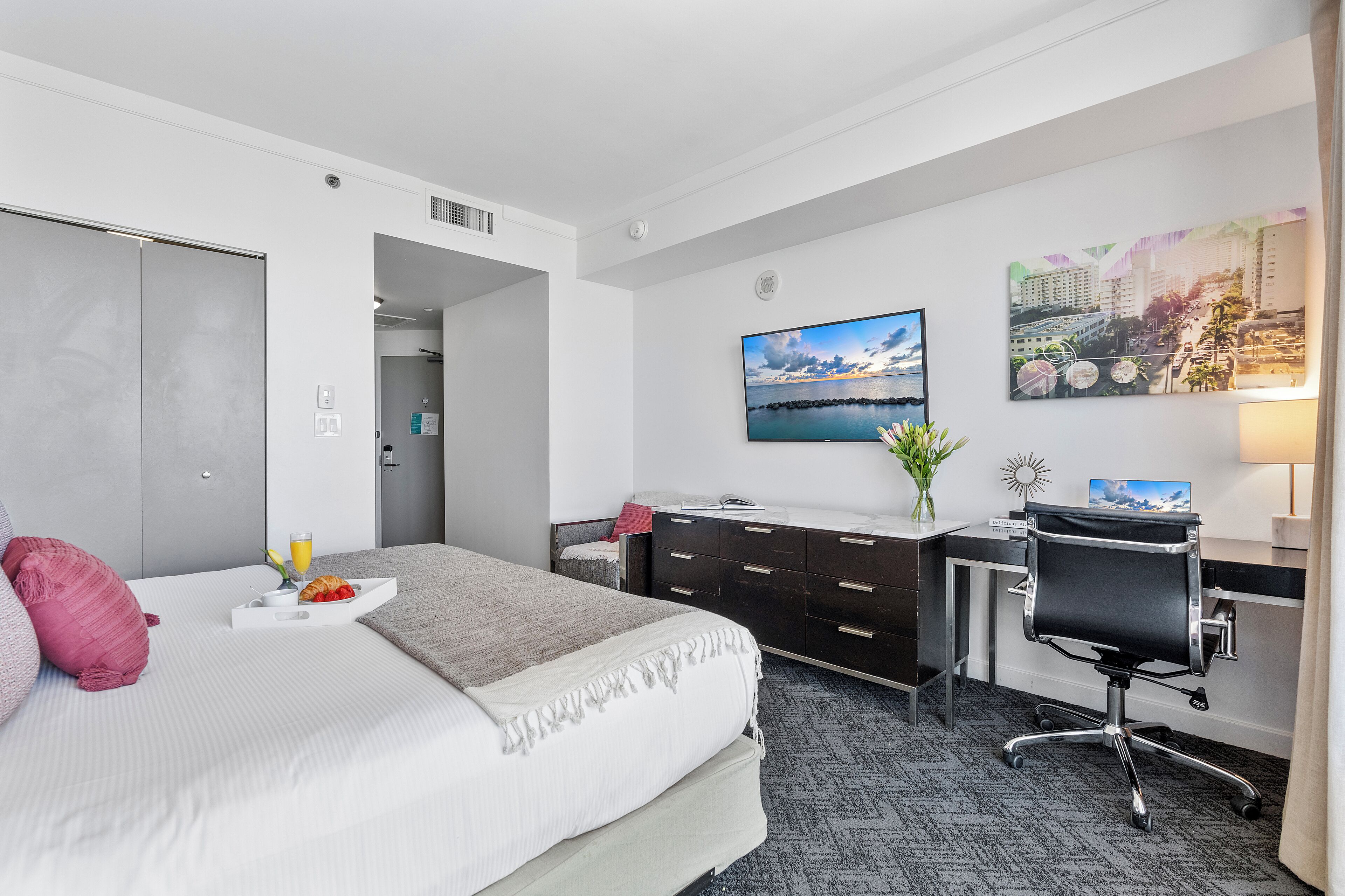 Habitación City, vistas a la ciudad | Ropa de cama de alta calidad, caja fuerte, escritorio