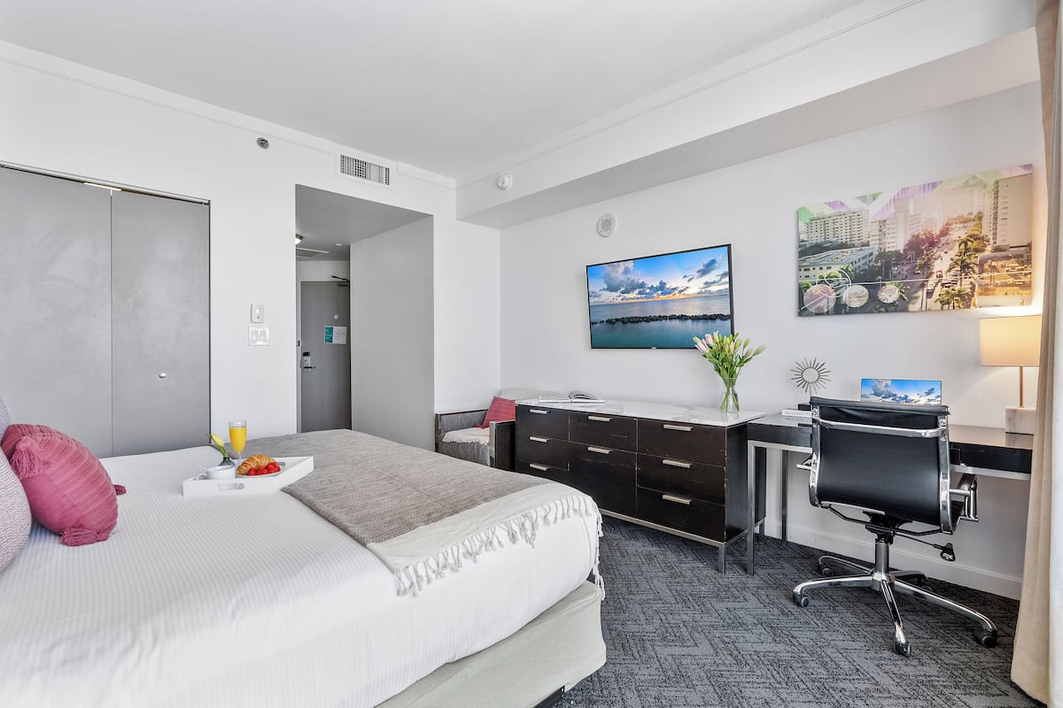 City Room, City View | Premium bedding, in-room safe, desk, laptop workspace