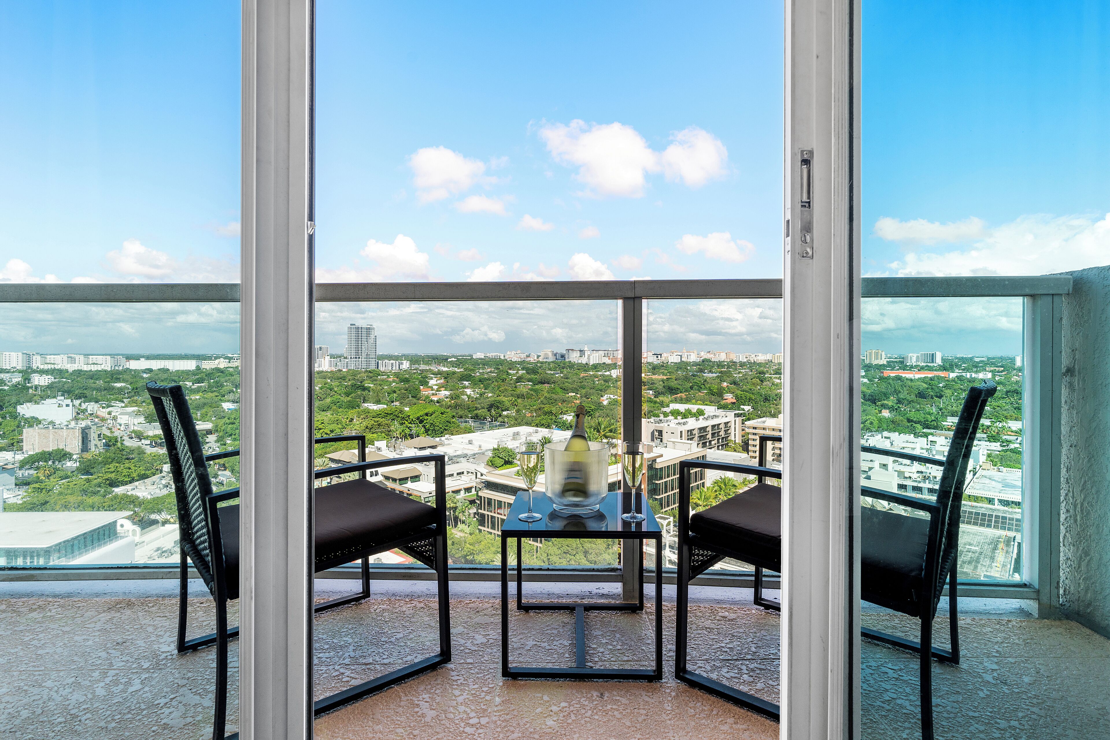 City Room, Partial Bay View1911.01 | Terrace/patio