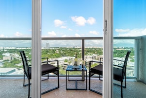 City Room, Partial Bay View1911.01 | Terrace/patio