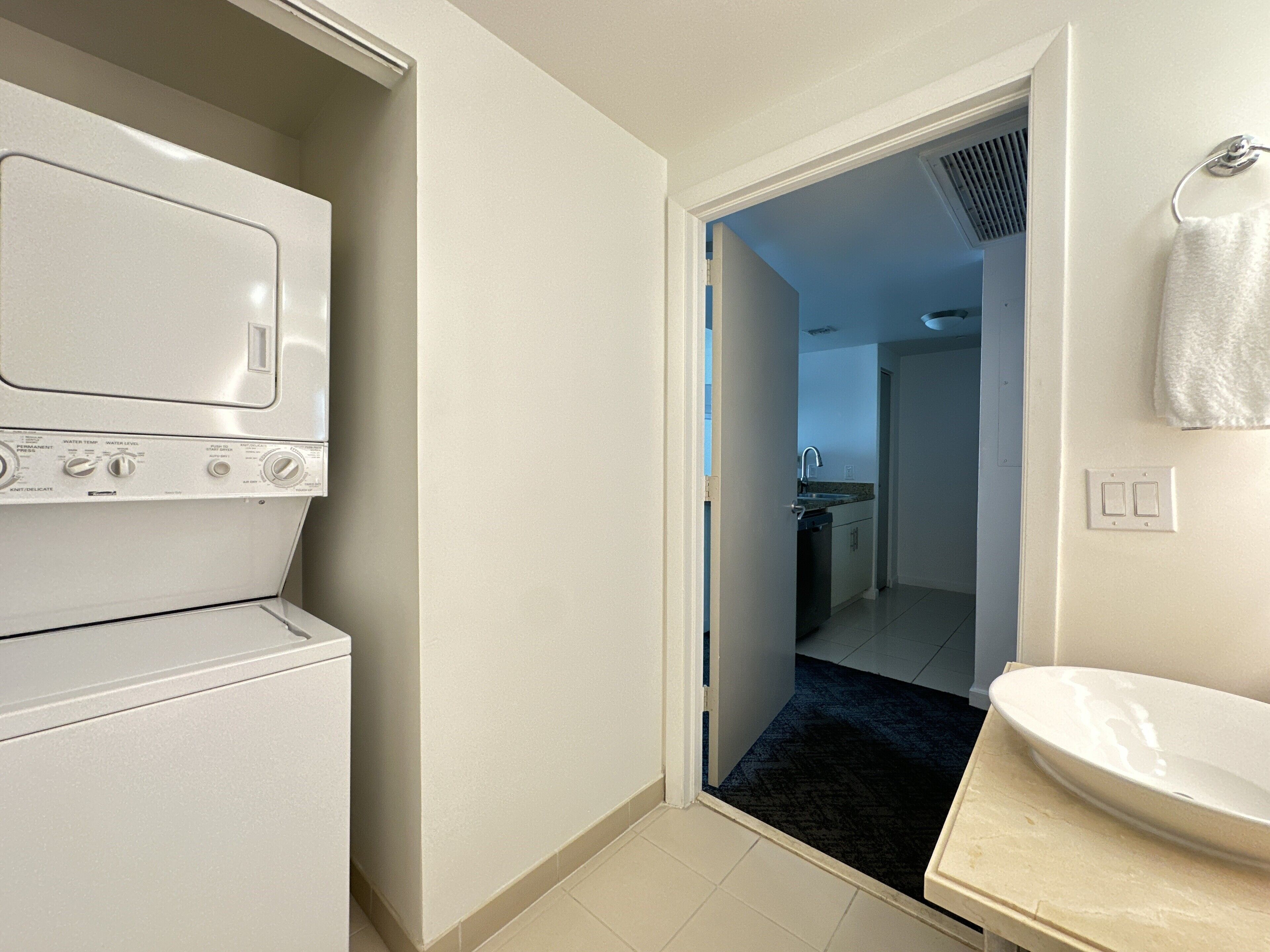 deluxe apartment, balcony, partial ocean view1814 | laundry