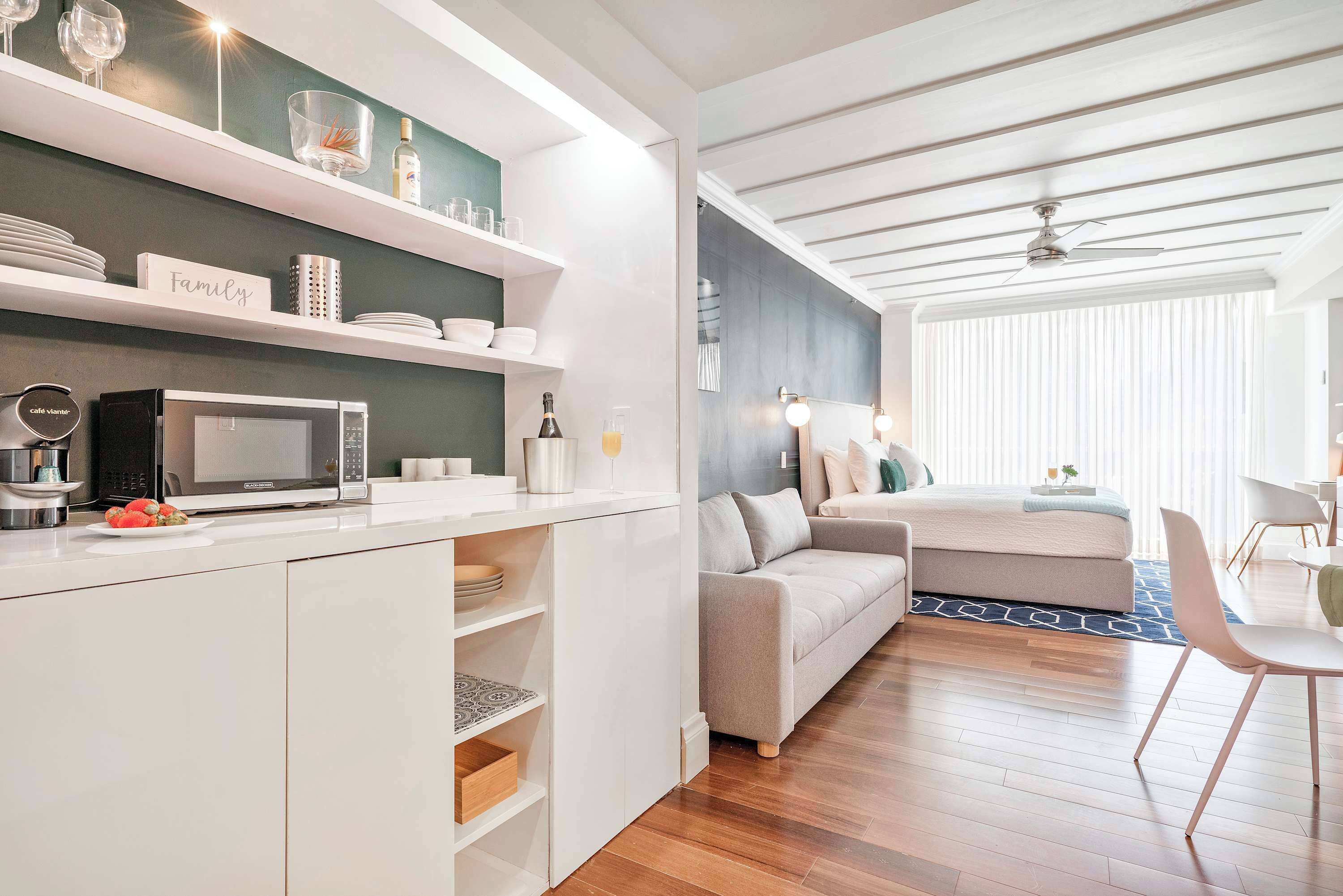 Family Studio, 1 King Bed with Sofa bed, Partial Ocean View | Private kitchen