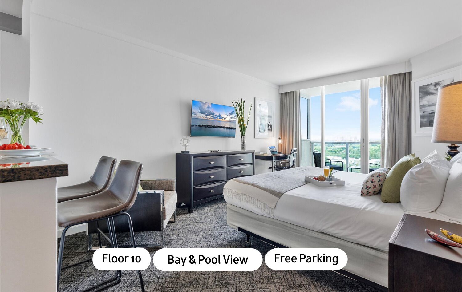 Deluxe Studio, Partial Ocean View1006.02 | Premium bedding, in-room safe, desk, laptop workspace