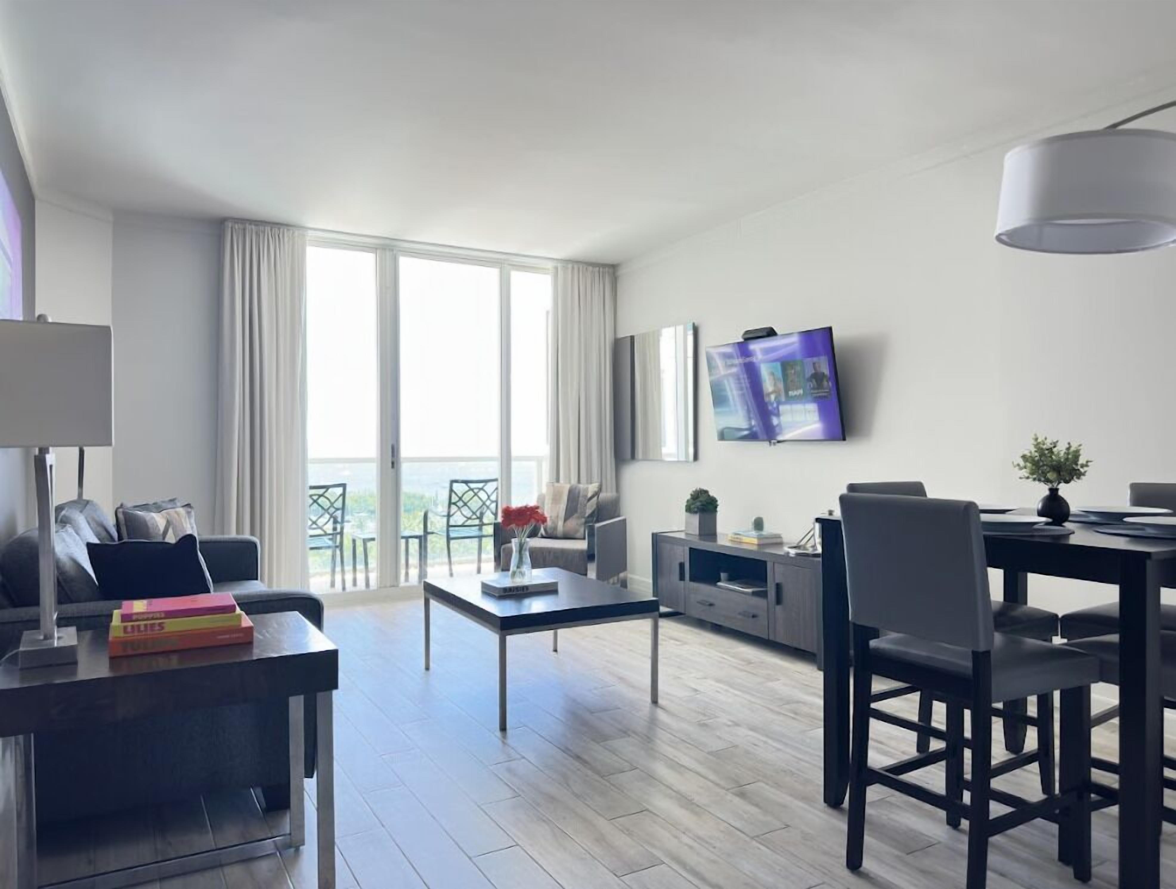 Deluxe-Apartment, Balkon, eingeschränkter Meerblick | Wohnbereich | 49-Zoll-LED-Fernseher mit Kabelempfang, Fernseher