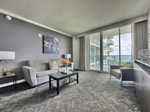 Appartement Deluxe, balcon, vue partielle sur l'océan | Coin séjour | Télévision LED de 49 pouces avec chaînes par câble, télévision