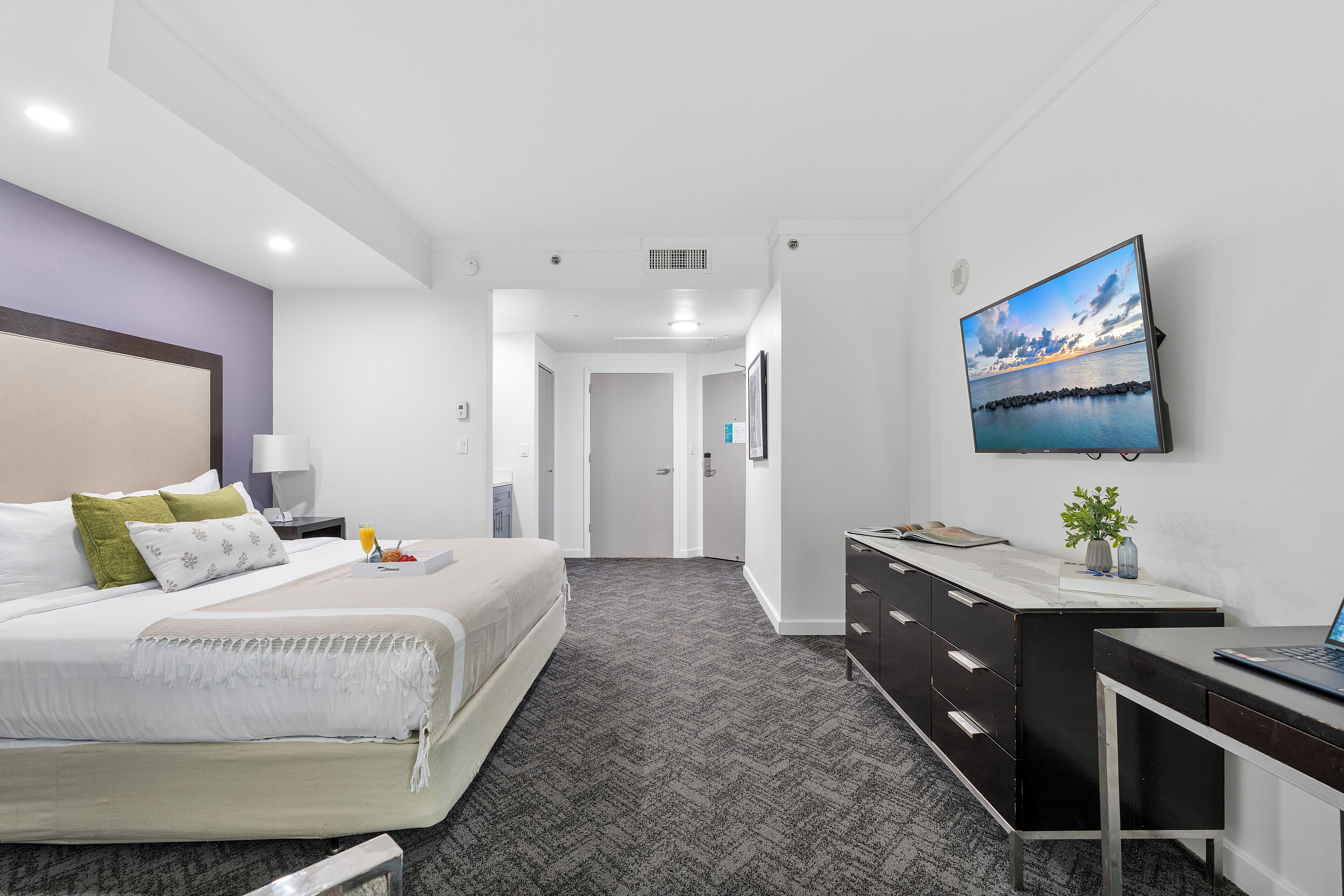 City Room, Partial Ocean View1906.01 | Premium bedding, in-room safe, desk, laptop workspace