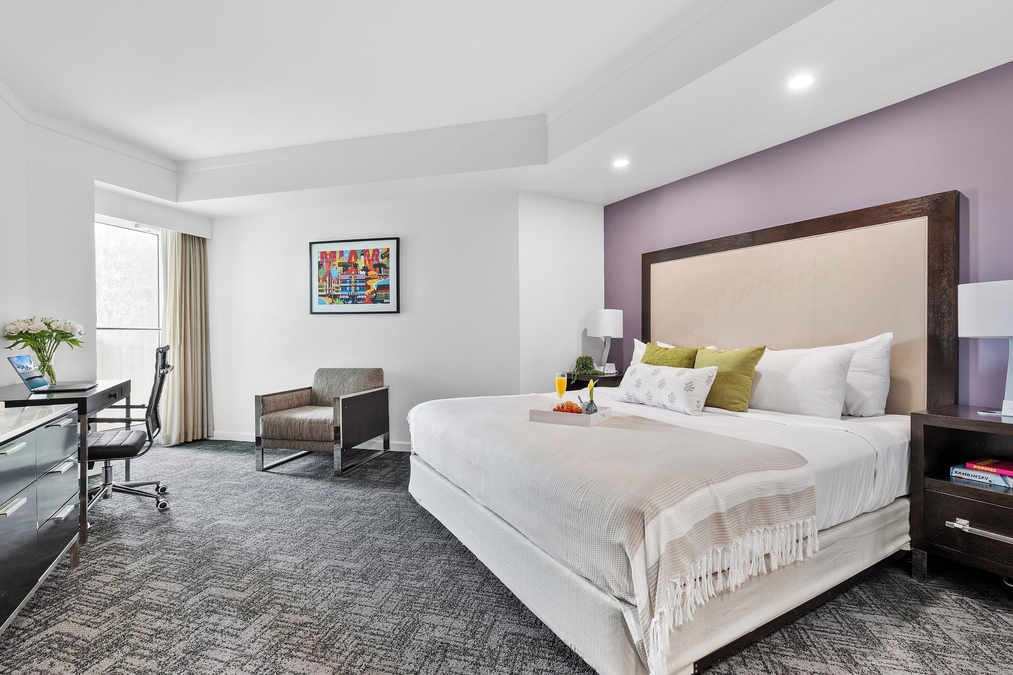 Ropa de cama de alta calidad, caja fuerte, escritorio