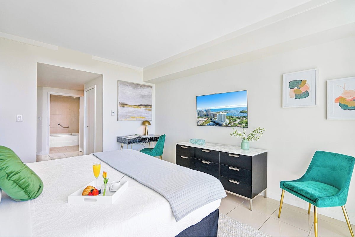 Chambre Deluxe, vue piscine | Literie de qualité supérieure, coffres-forts dans les chambres, bureau