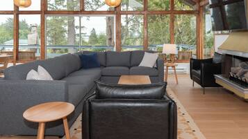 Smart TV, fireplace, ping pong, books