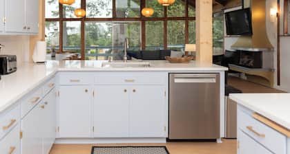 ★Newly Remodeled! Pet-friendly 5BD/3BT Oasis for 12★