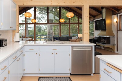 ★Newly Remodeled! Pet-friendly 5BD/3BT Oasis for 12★