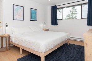 5 bedrooms, desk, iron/ironing board, travel cot
