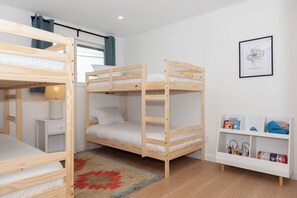 5 chambres, bureau, fer et planche à repasser, lit parapluie