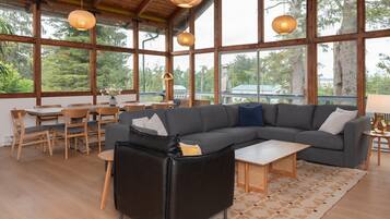 Smart TV, chimenea, tenis de mesa y libros