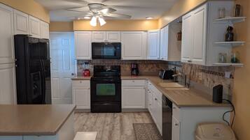 KylskÄp, mikrovÄgsugn, ugn och spishÀll