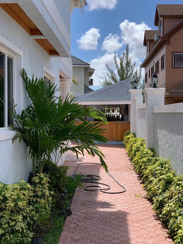Property grounds - Condo in gated community with swimming pool, near the airport and near the beach (Nassau)