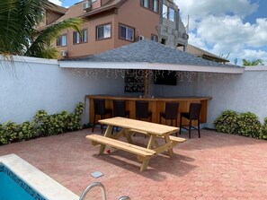Outdoor dining - Condo in gated community with swimming pool, near the airport and near the beach (Nassau)
