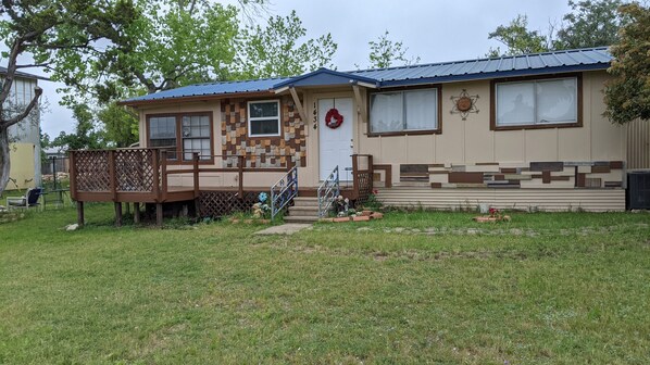 Exterior - Escape to a Cute Cottage type 2/1 "BIG" Tiny Home in the heart of Canyon Lake. (Canyon Lake)