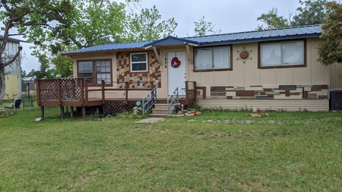 Escape to a Cute Cottage type 2/1 "BIG" Tiny Home in the heart of Canyon Lake.