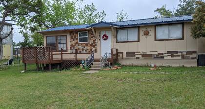 Escape to a Cute Cottage type 2/1 "BIG" Tiny Home in the heart of Canyon Lake.