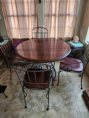 Dining - Escape to a Cute Cottage type 2/1 "BIG" Tiny Home in the heart of Canyon Lake. (Canyon Lake)