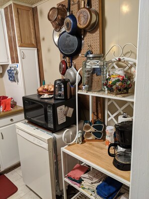 Fridge, microwave, oven, stovetop - Escape to a Cute Cottage type 2/1 "BIG" Tiny Home in the heart of Canyon Lake. (Canyon Lake)