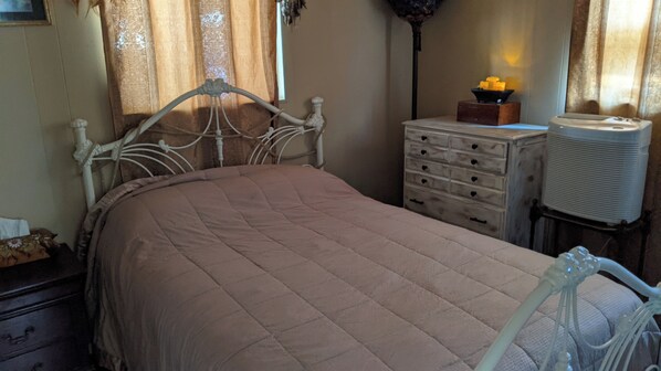 2 bedrooms, desk, iron/ironing board, WiFi