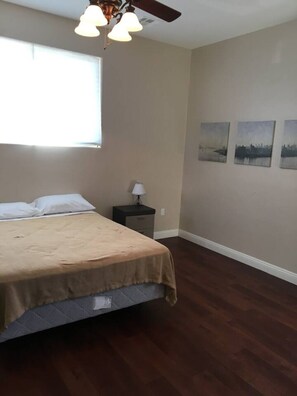 Escritorio, tabla de planchar con plancha, wifi y ropa de cama 