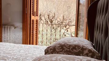 Deluxe Double or Twin Room | Desk