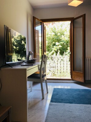 Camera Deluxe con letto matrimoniale o 2 letti singoli | Televisione