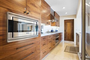 Fridge, microwave, oven, stovetop - Welcome to Casa de Los Gatos located in the gated community of Pedregal (Cabo San Lucas)