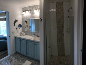 Baignoire, séchoir à cheveux, serviettes fournies, savon