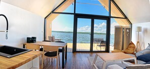 Casa Deluxe (House on the water) | Zona de estar | Una televisión