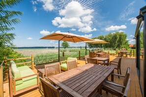 Der serveres morgenmad, frokost, aftensmad og regionale retter 