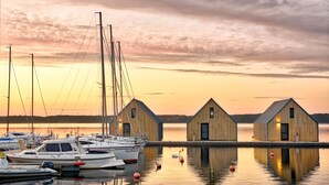 Un puerto deportivo con barcos amarrados y edificios de madera con ventanas.