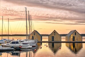 Espacio para trabajar con un portátil, cortinas opacas, ropa de cama