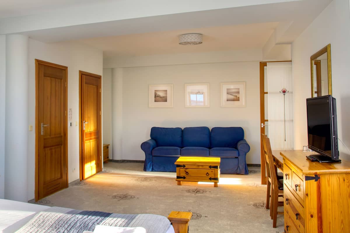 Comfort Apartment | Laptop workspace, blackout drapes, bed sheets